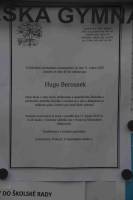 Parte Hugo Berouska vis ve skce jen pr destek centimetr od bronzov desky pipomnajc, e v roce 1964 jsme jako studenti gymnzia s Mlou zaloili Divok vno.